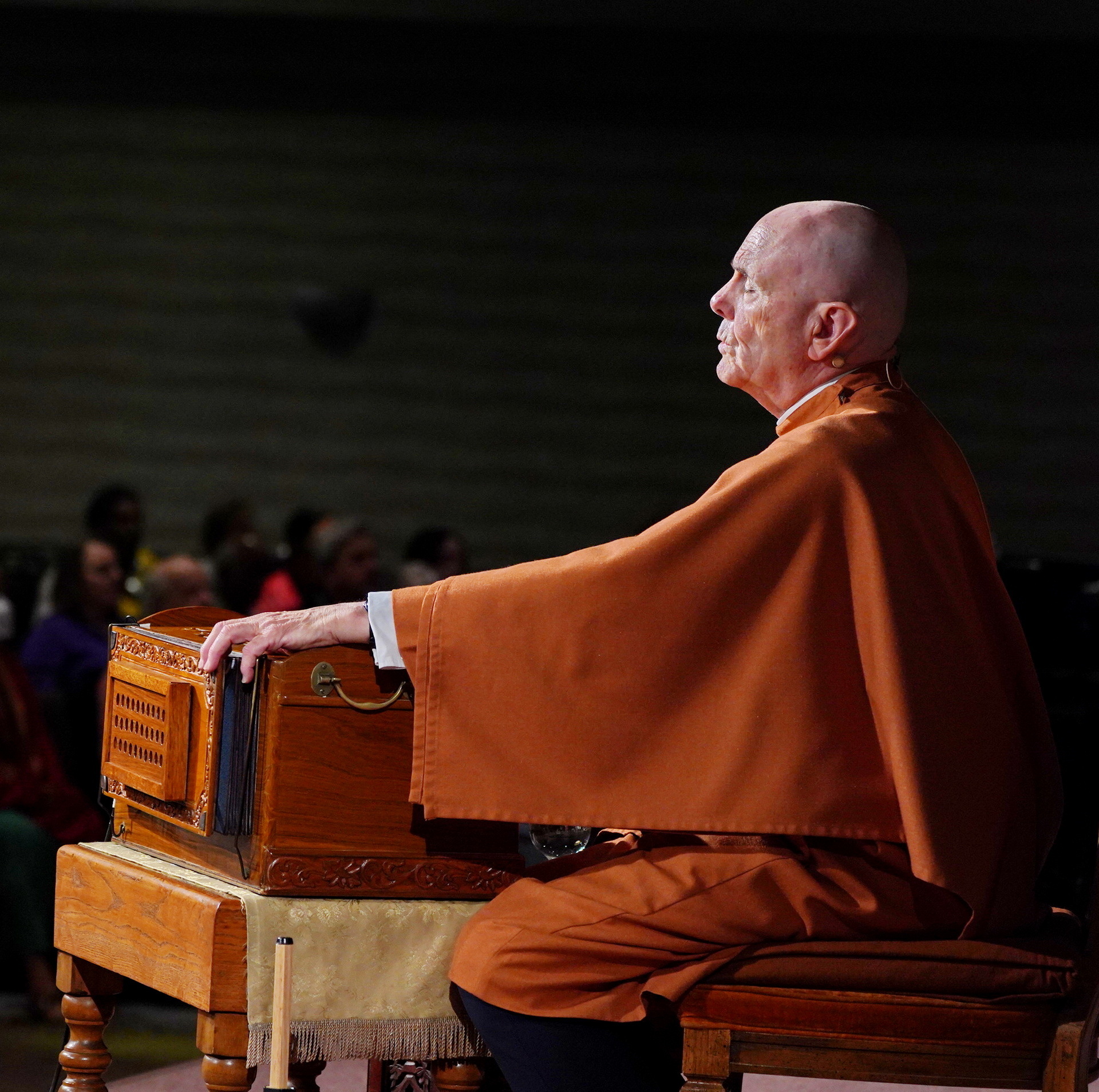 Brother Devananda leads chanting while reviewing the Aum Technique of Meditation.