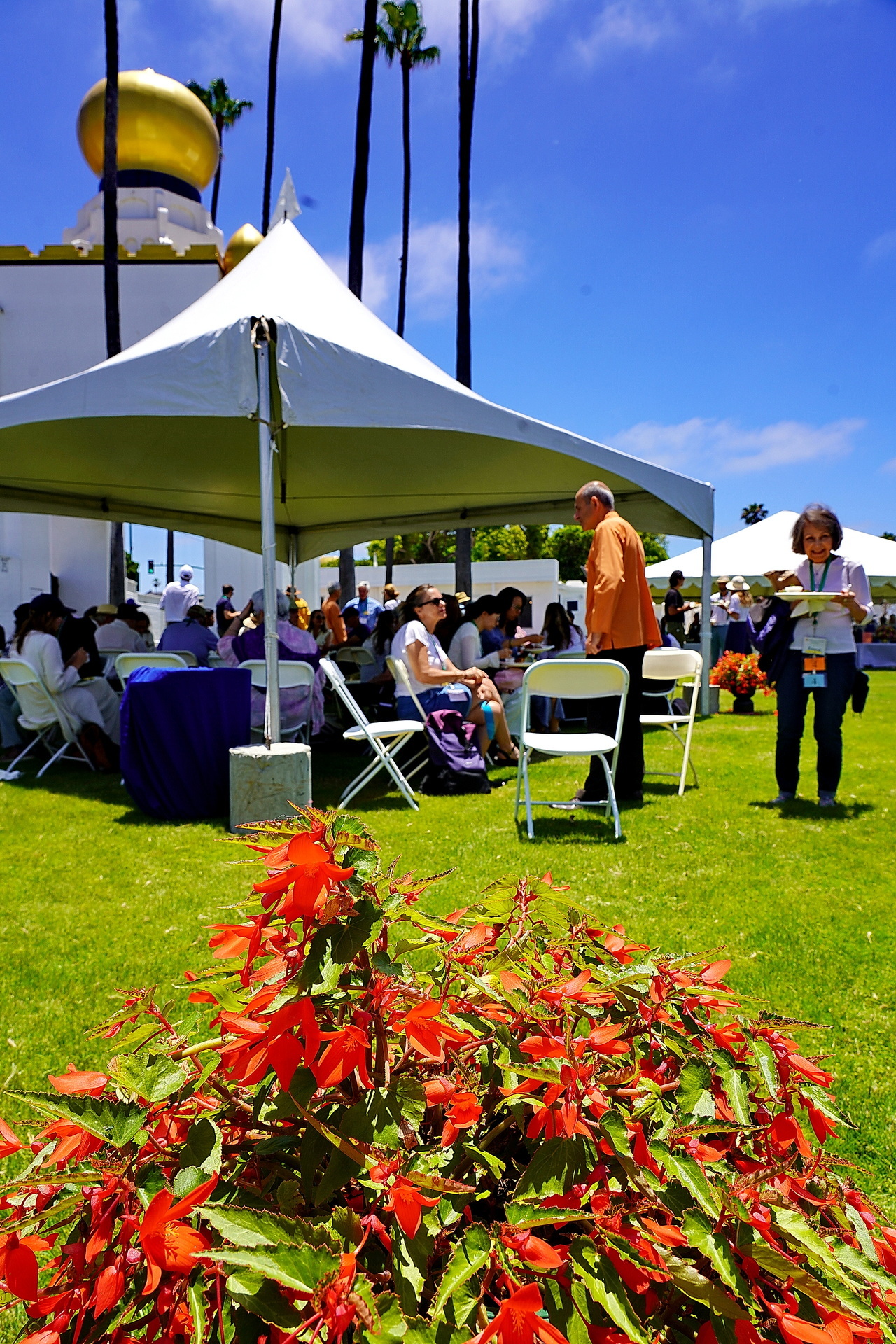 Participants enjoy lunch on the ashram grounds.