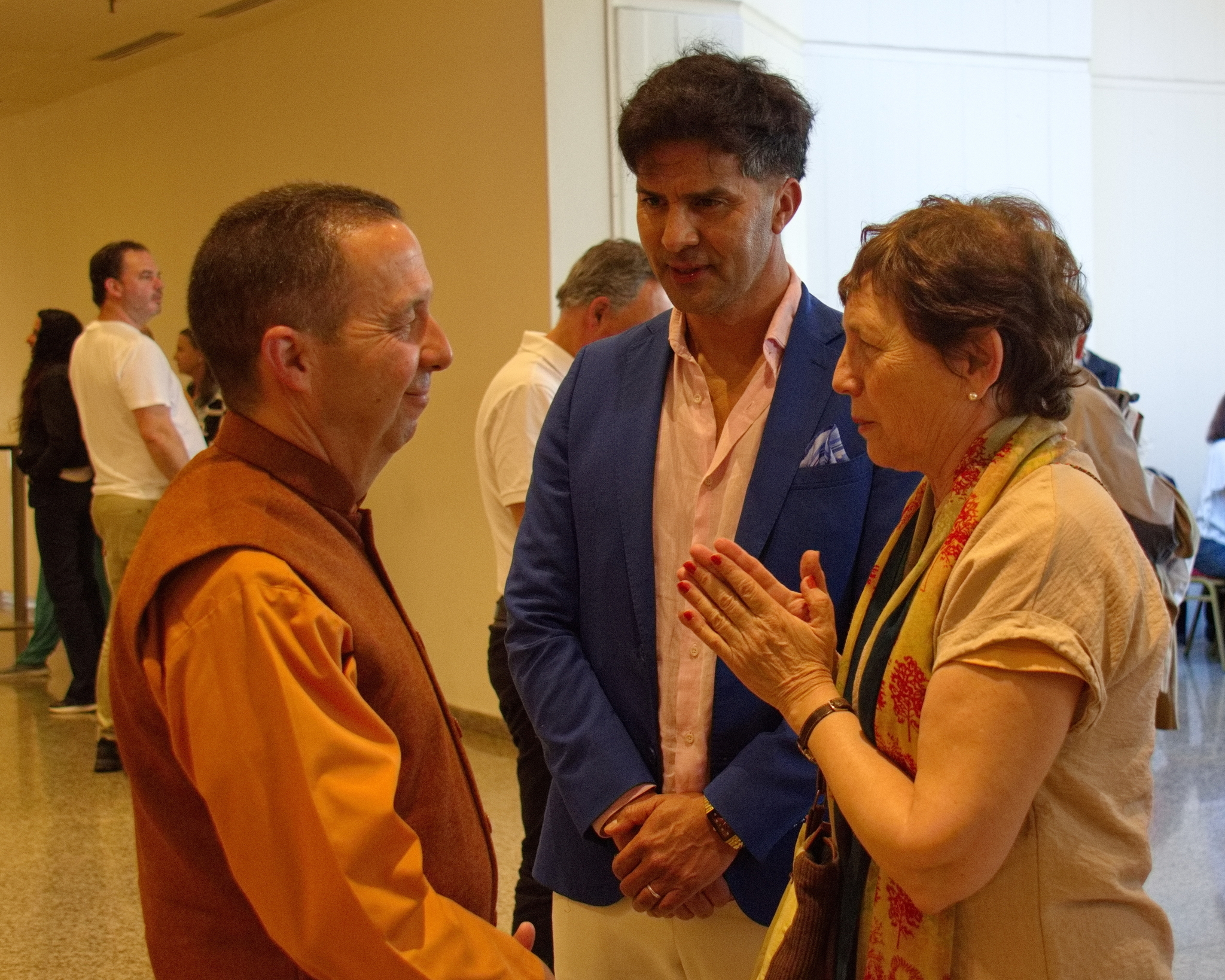 Brother Sakhyananda speaks with members.
