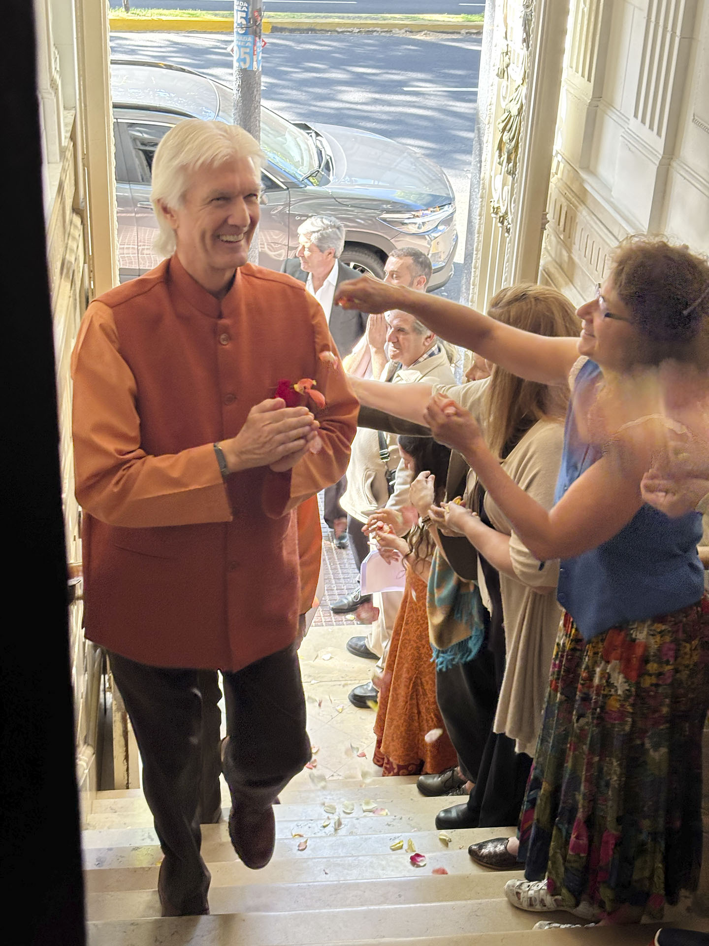 Irmão Chidananda é calorosamente recebido por devotos do Centro de Meditação da SRF em Buenos Aires da SRF.