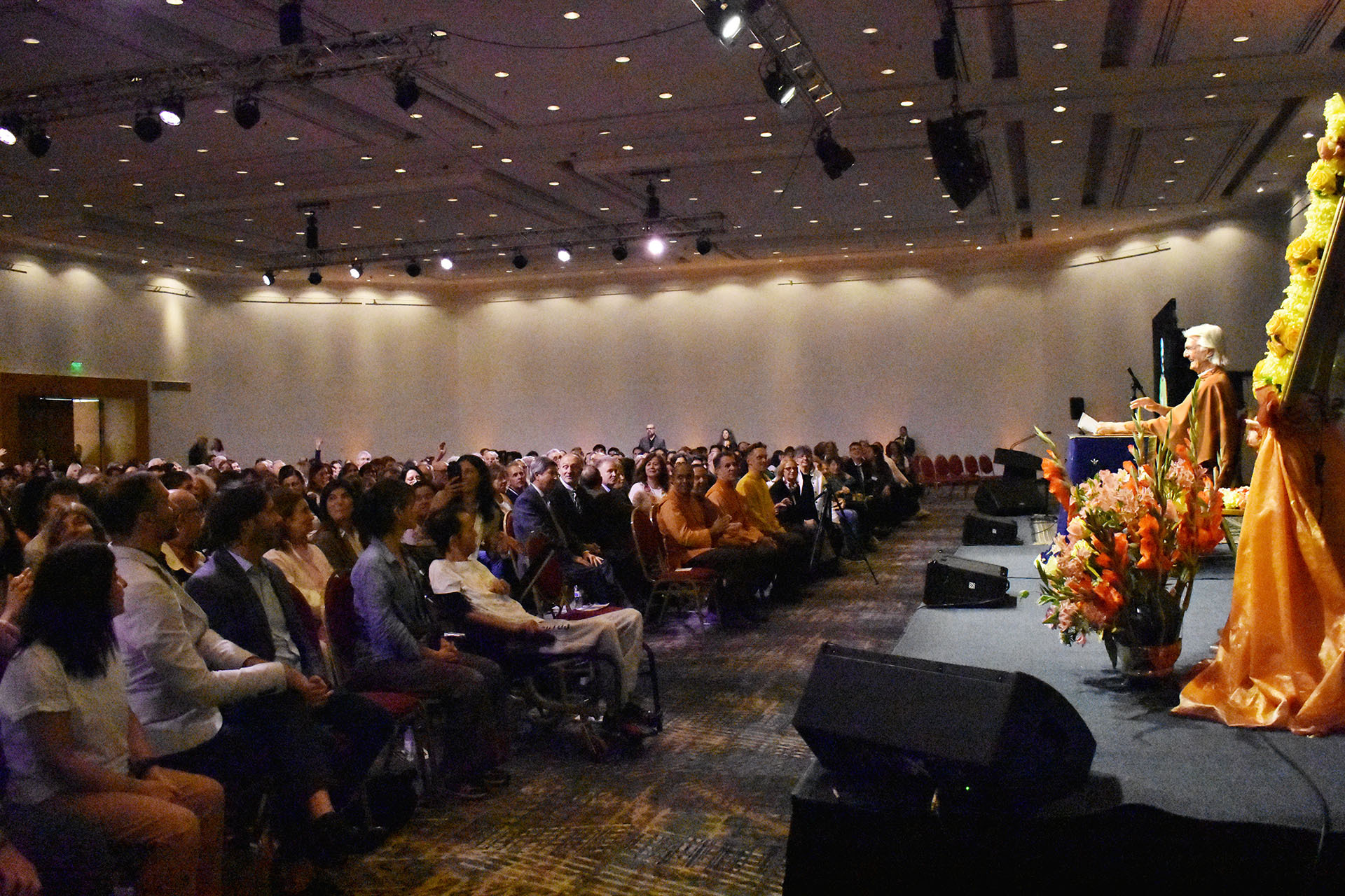 After the meditation, Brother Chidananda led an inspiring satsanga, sharing the wisdom of Paramahansaji's teachings to a receptive audience.