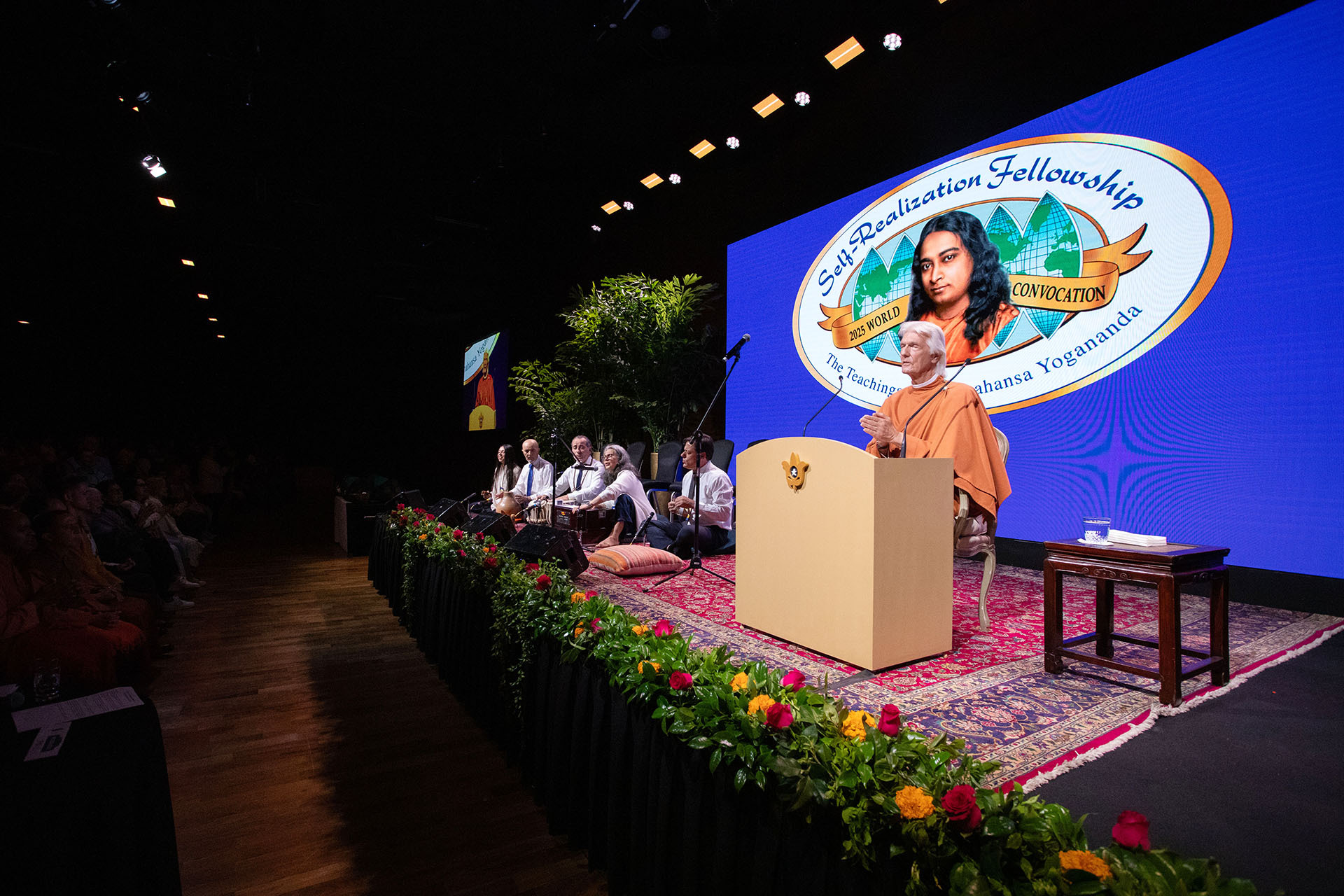 Brother Chidananda’s meditation was accompanied with kirtan chanting by São Paulo devotees.