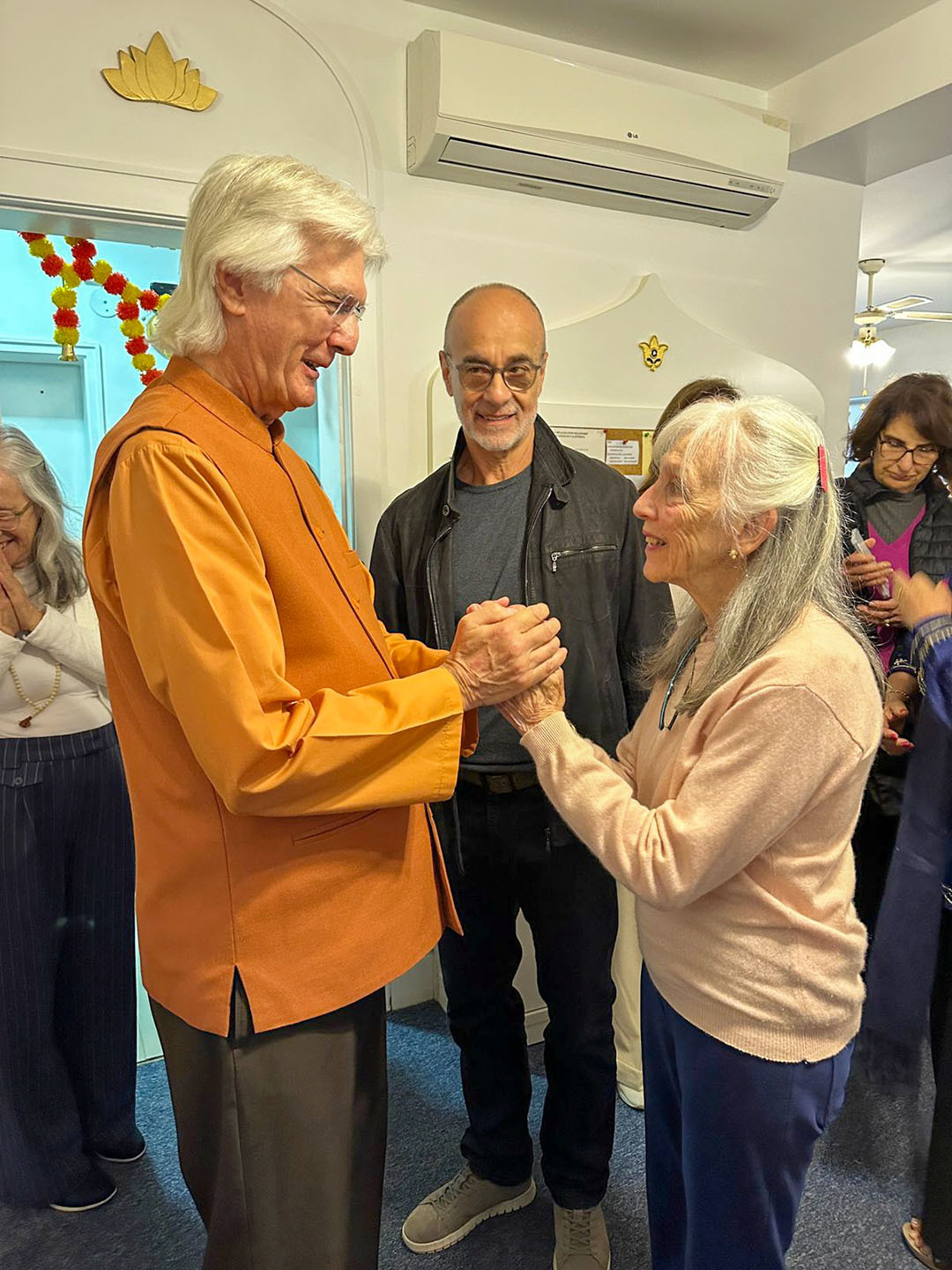 Brother Chidananda greeted devotees in appreciation for their service to SRF and the São Paulo Center.