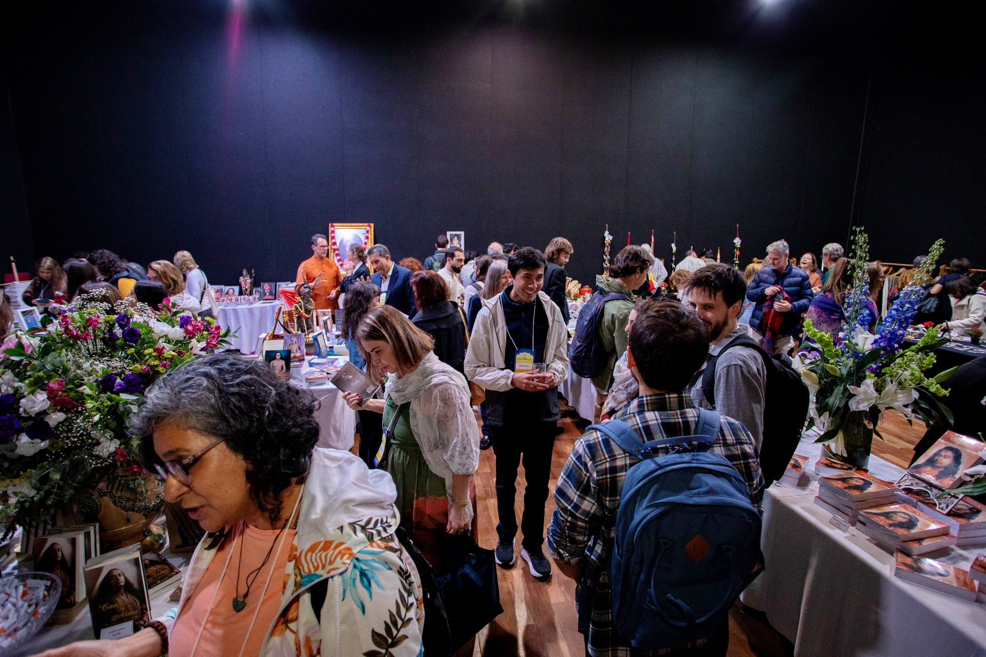 After Brother Chidananda’s satsanga, the bookroom was a popular destination for devotees eager for more of SRF’s inspirational material.