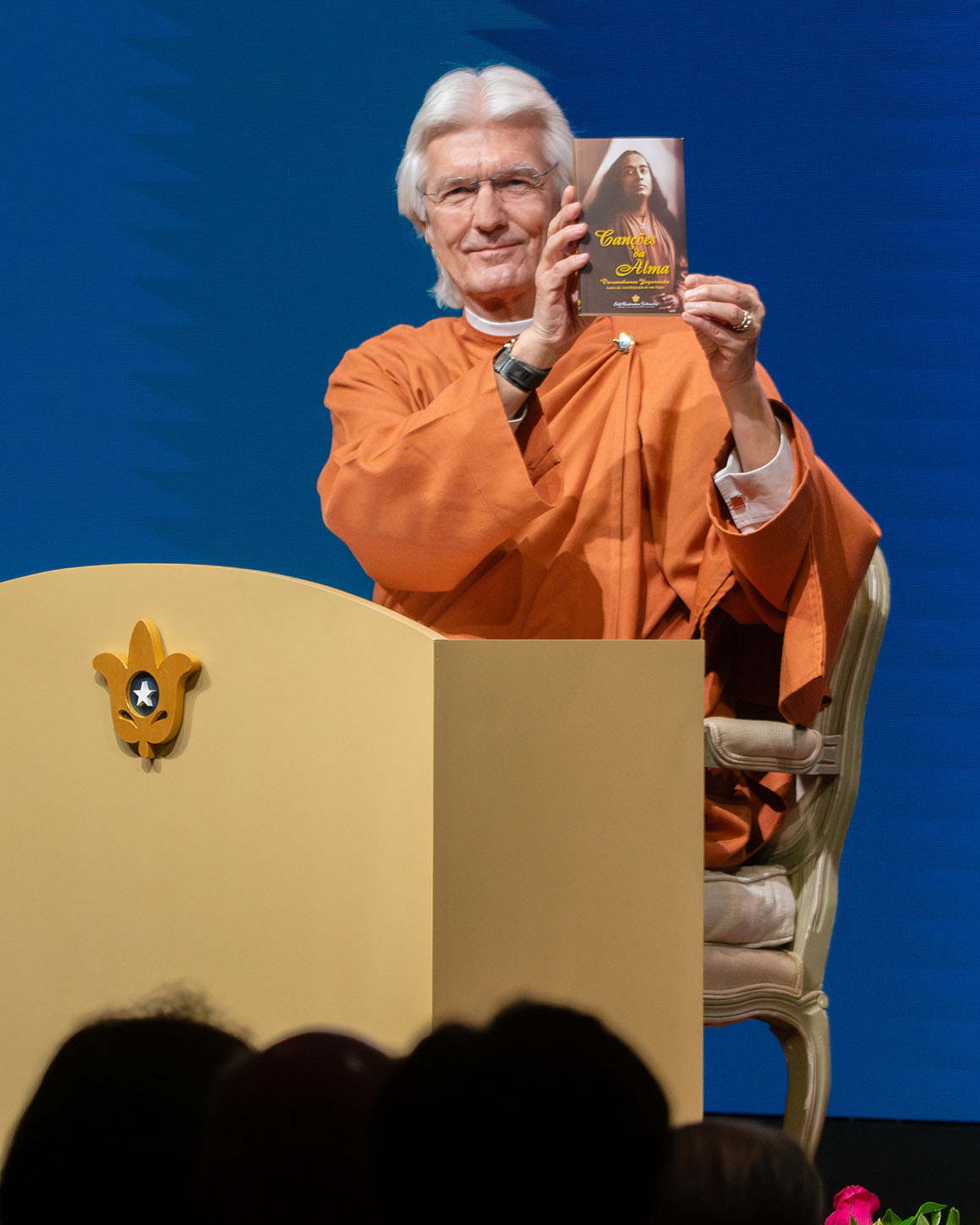 Brother Chidananda joyously released the Portuguese edition of Paramahansaji’s “Songs of the Soul.”