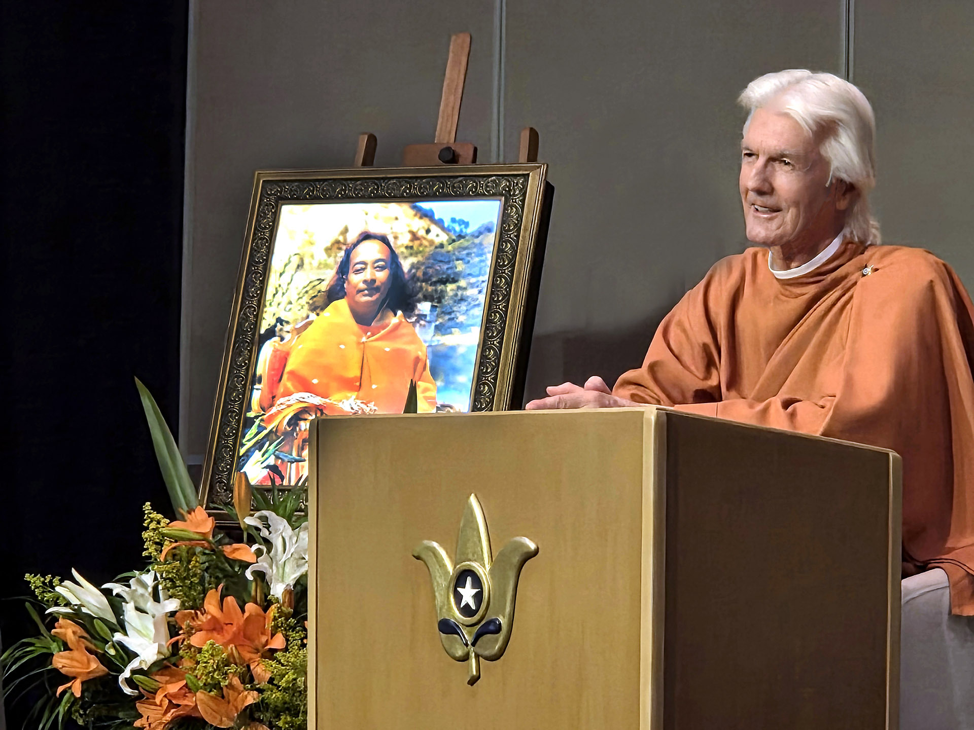 In a satsanga following the meditation, Brother Chidananda inspires the attendees with Paramahansaji’s wisdom.