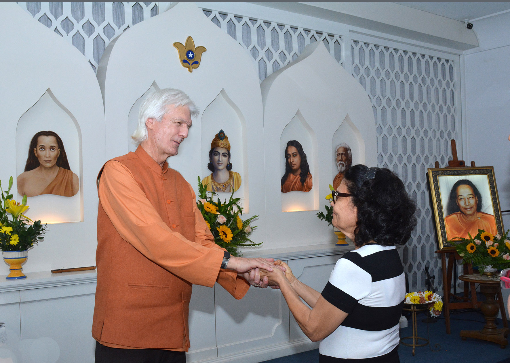 Brother Chidananda personally greets volunteers who serve at the Rio de Janeiro Center.
