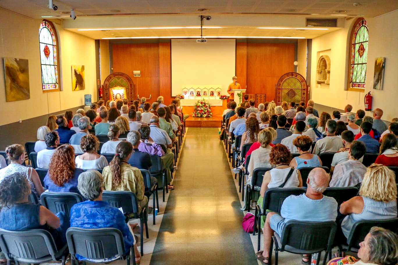 The SRF meditation group in Barcelona, Spain, was joined by Brother Dhruvananda and Brahmachari Marco.
