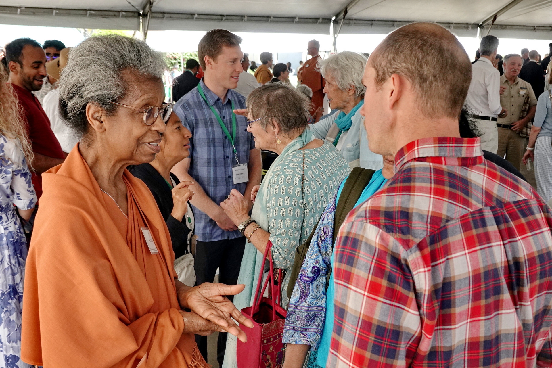Sister Gita greets a SRF member at the Open House gathering on the first day of Convocation.