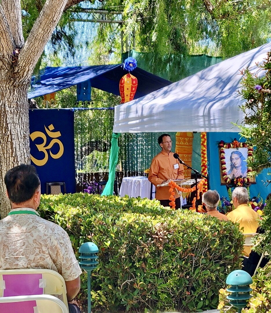 Brother Padmananda give words of inspiration before a meditation and kirtan.
