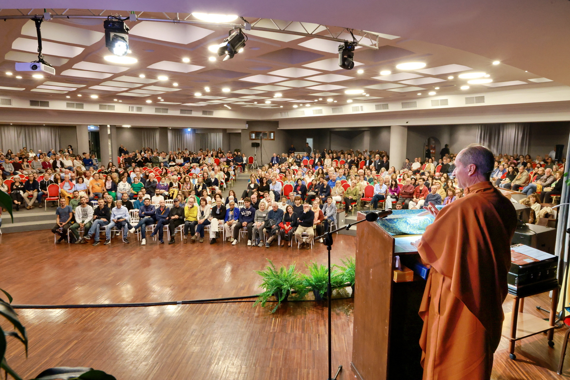 For the opening program, Brother Tyagananda gave a public lecture on the benefits of yoga meditation as taught by Paramahansa Yogananda.