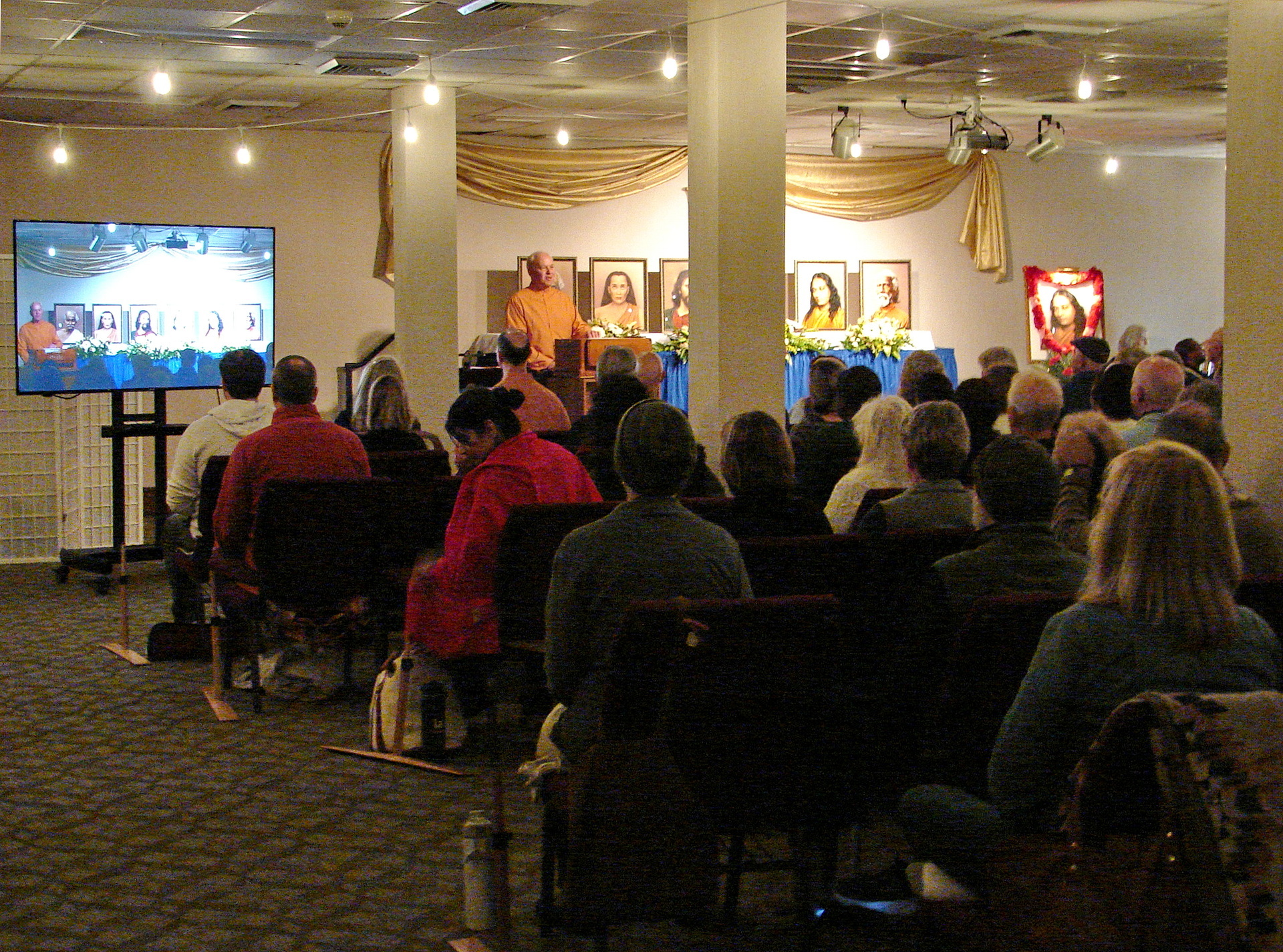 Participants enjoy a class on Paramahansaji's how-to-live teachings.