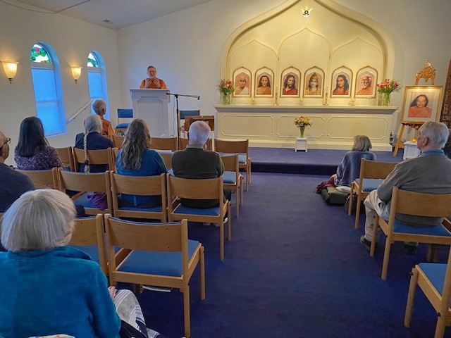 Brother Saralananda speaks to the Kalamazoo members.