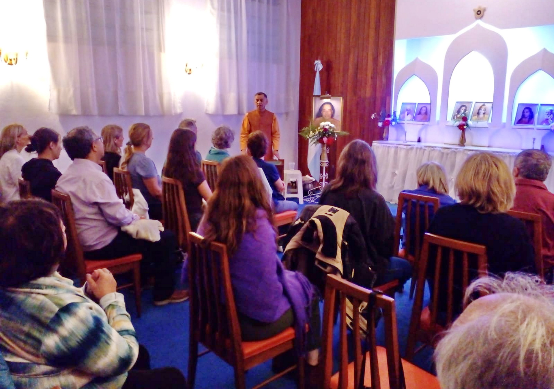 Brother Samatananda speaks on the teachings of Paramahansa Yogananda to SRF members and friends in Mar del Plata.