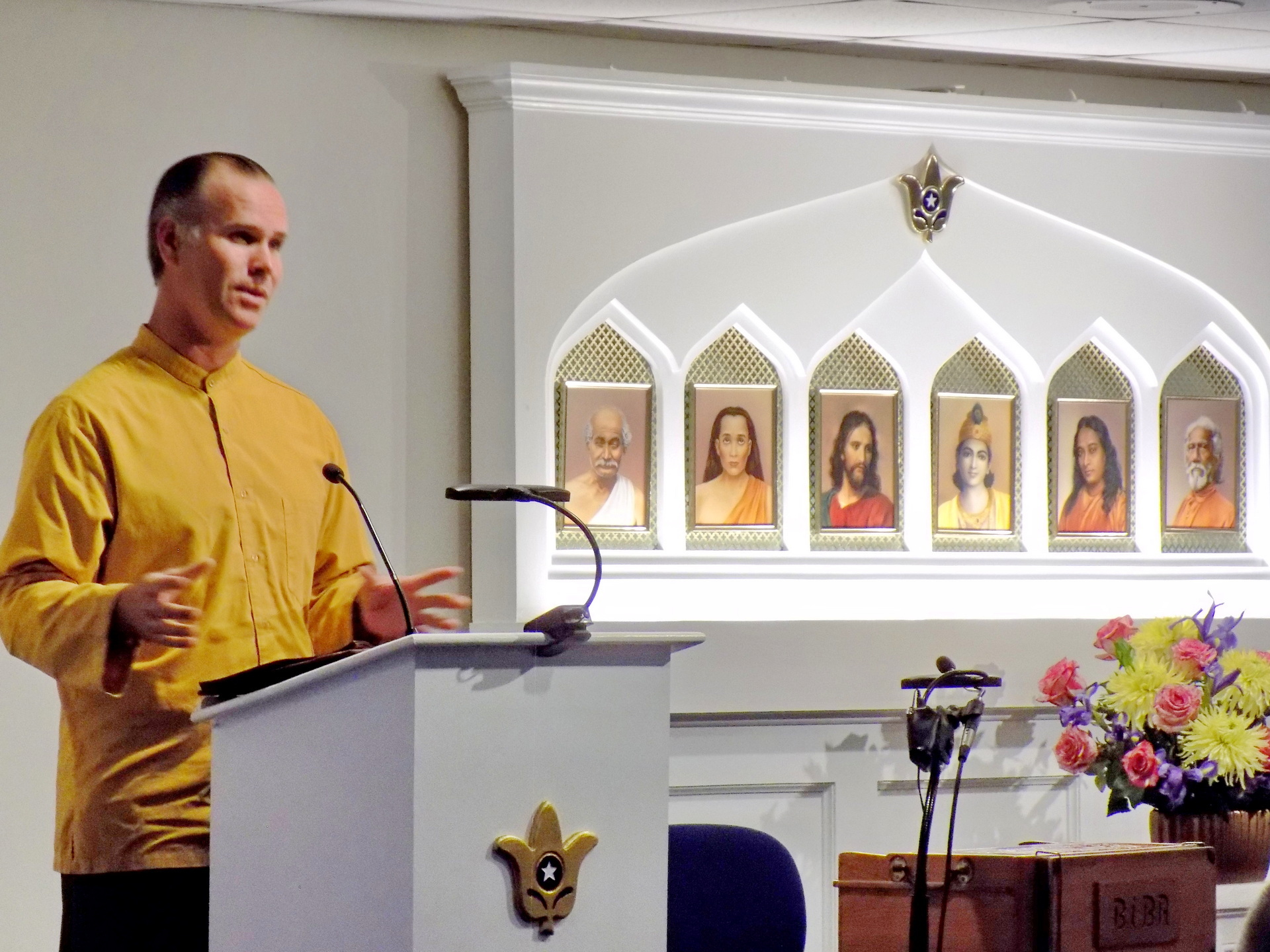 Brahmachari Preston gives a class to Washington D.C. members.