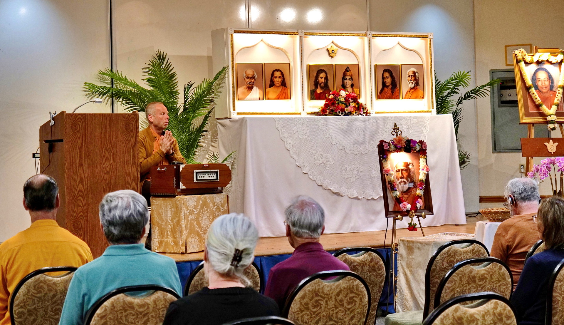 Brother Vidurananda speaks on the teachings of Paramahansa Yogananda in Front Royal.