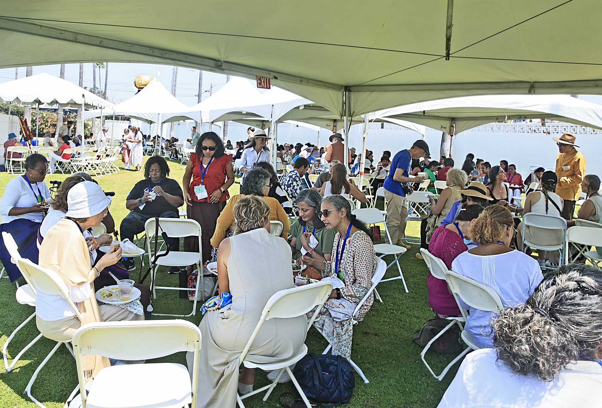 Participants enjoy lunch on the ashram grounds.
