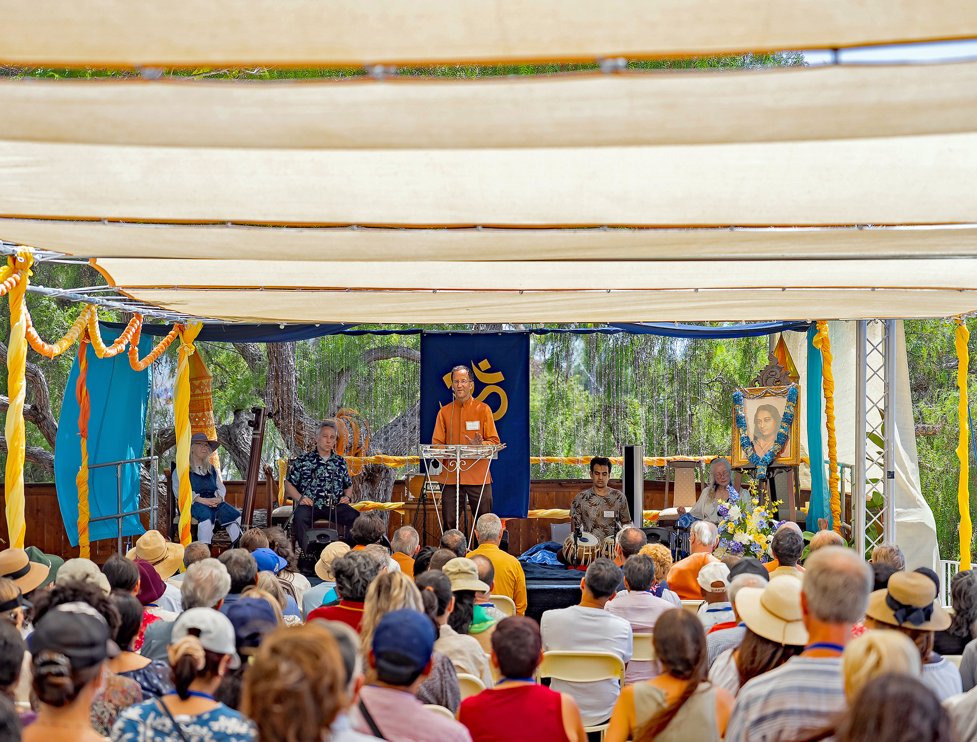Brother Padmananda speaks on applying Paramahansaji's How-to-Live teachings before a meditation and kirtan.