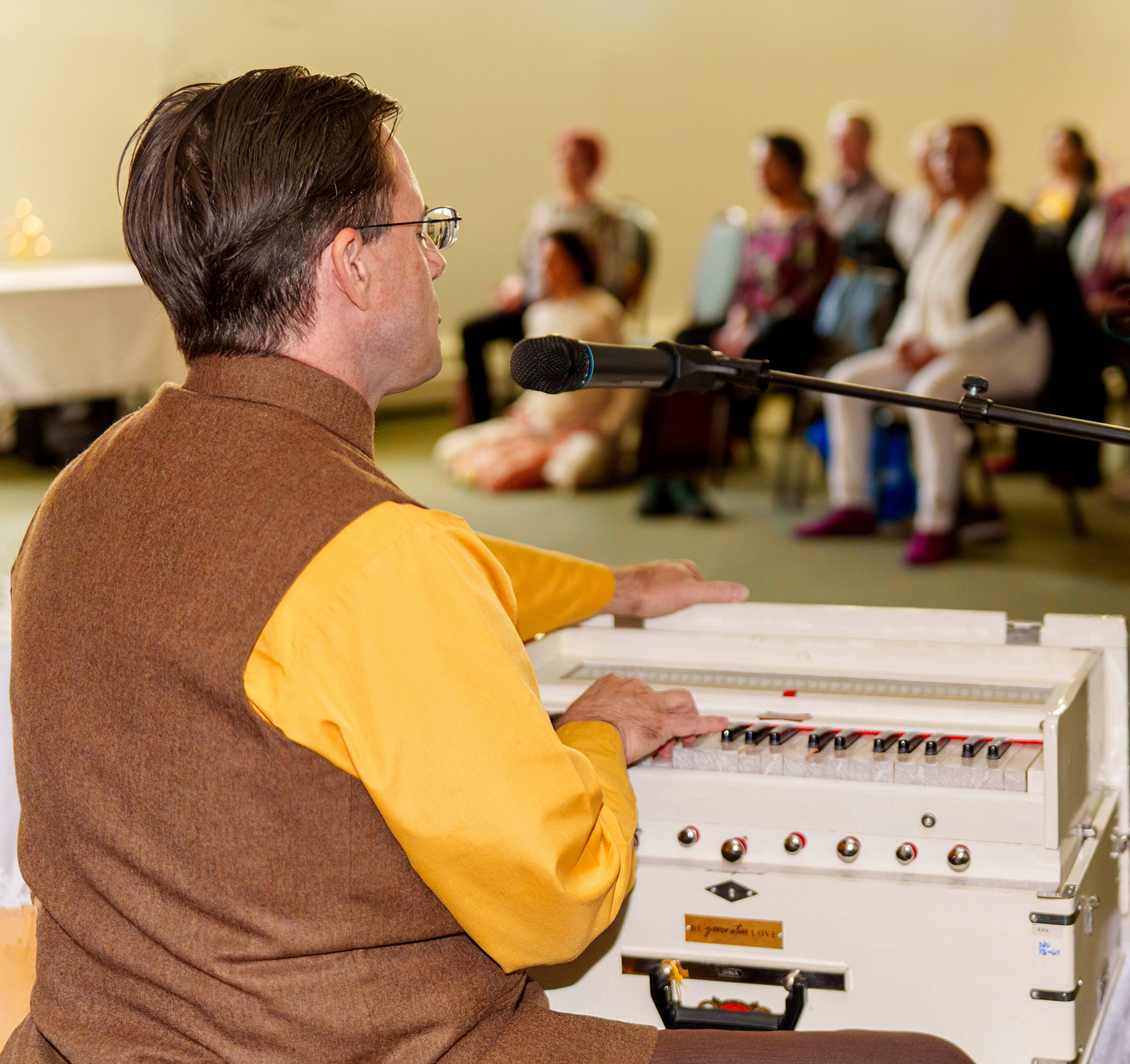 Devotees enjoy a meditation with devotional chanting conducted by Brahmachari Daniel.