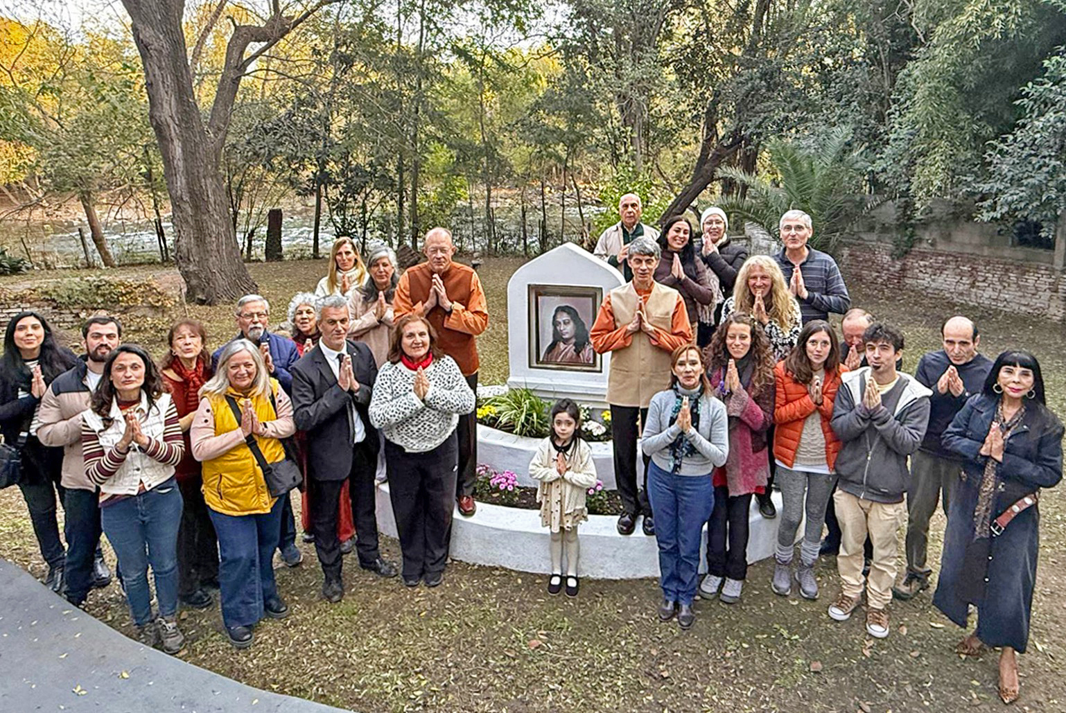 Cordoba devotees gather outside for a group photo with the monastics.