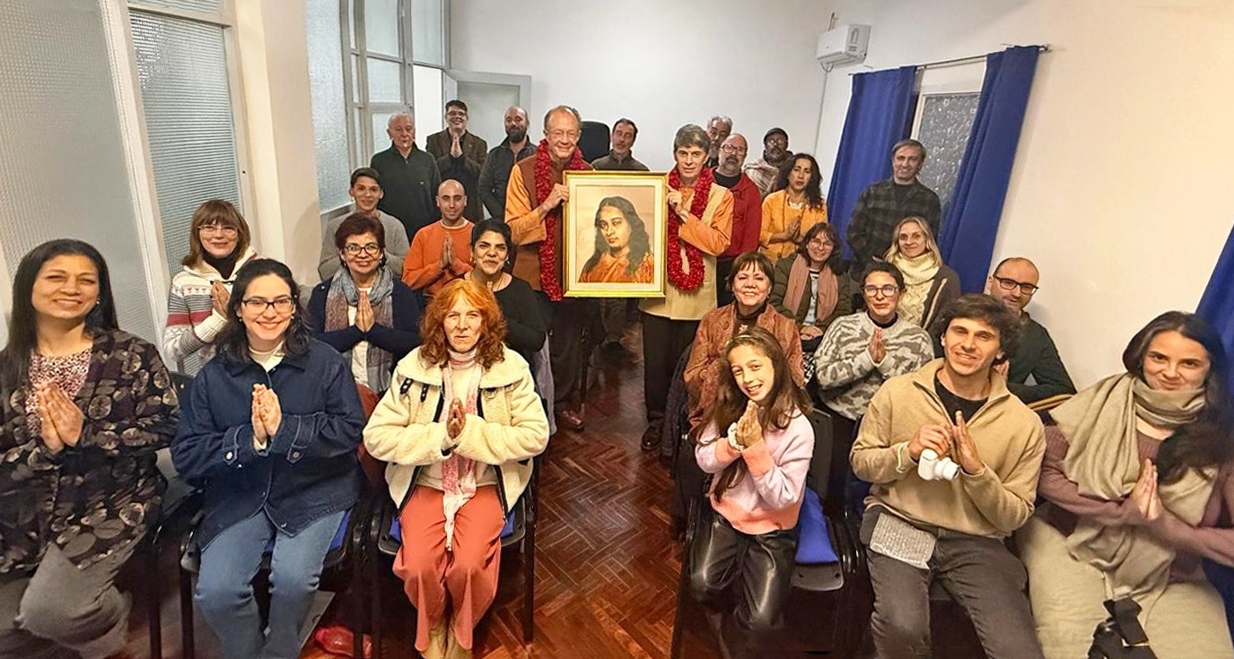 Brother Prafullananda and Brother Dhruvananda then traveled to Uruguay to meet with members of the SRF Montevideo Meditation Circle.