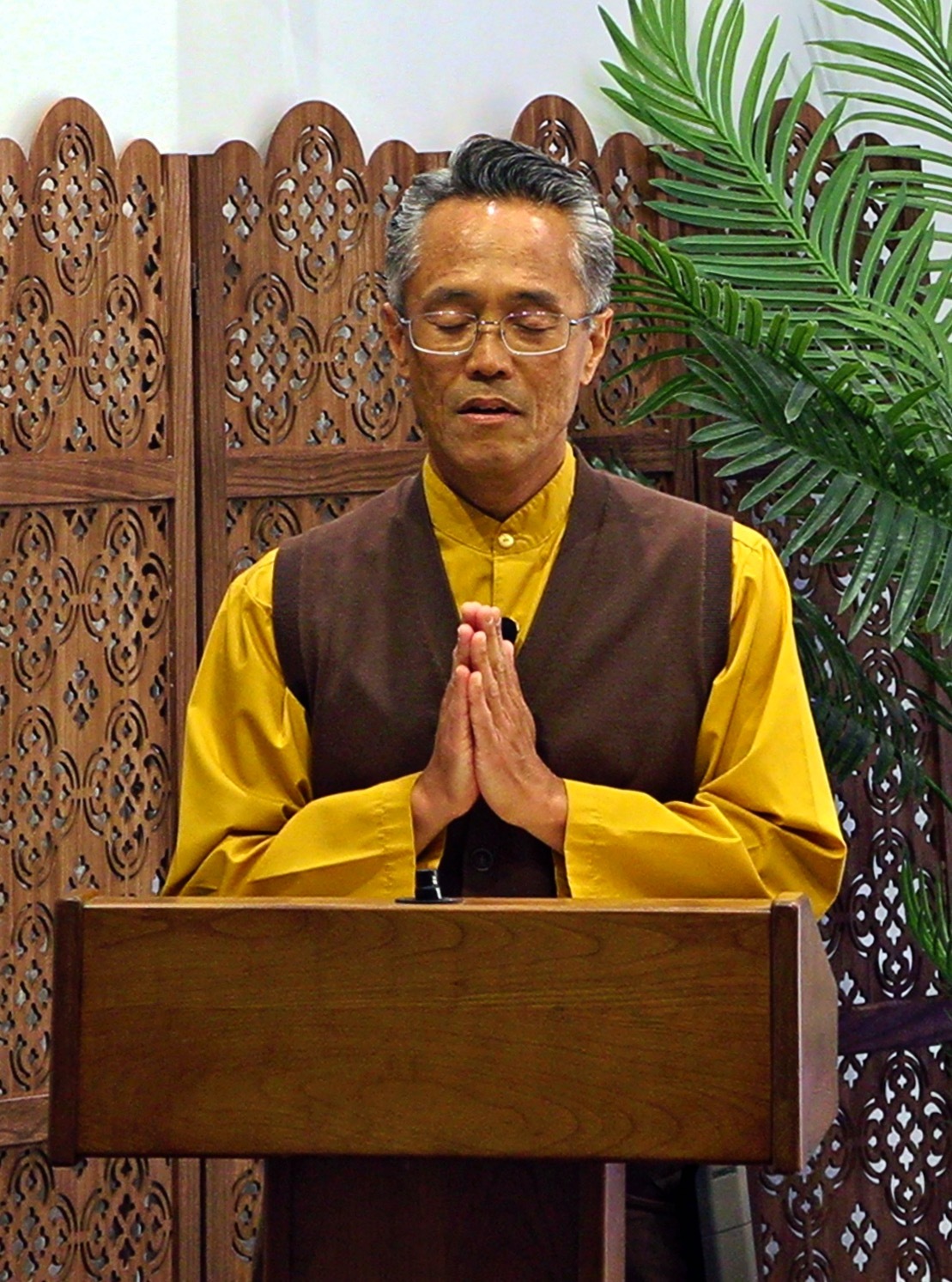 Brahmachari Jordan leads a devotional prayer.
