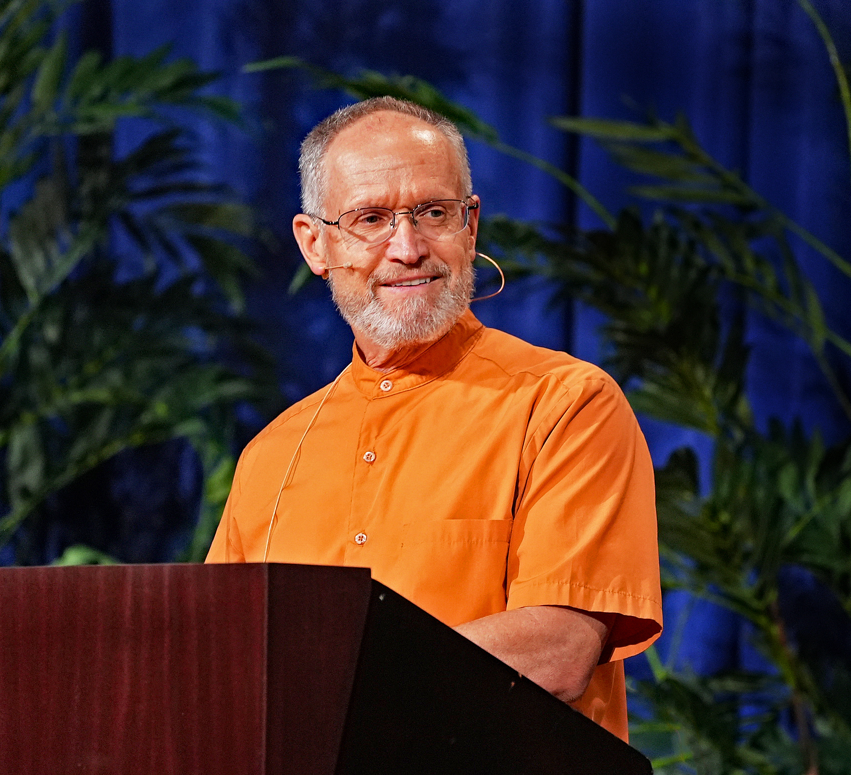 Brother Muktananda conducts a review of the Energization Exercises.