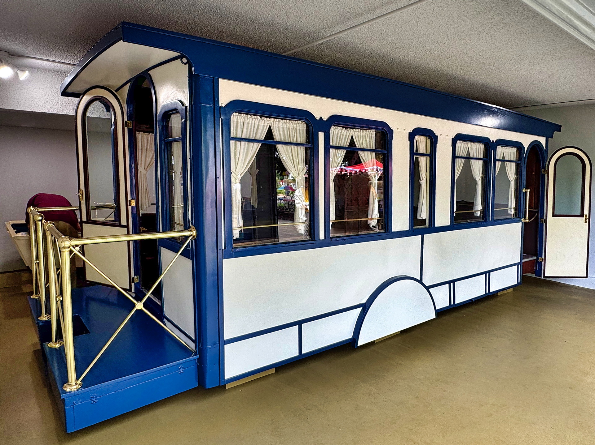 This "house car" was acquired by Paramahansaji in 1934 and was placed on a Dodge truck chassis in 1935. The Guru enjoyed taking small groups of disciples in it on outings to wilderness areas for a picnic, chanting, and meditation.