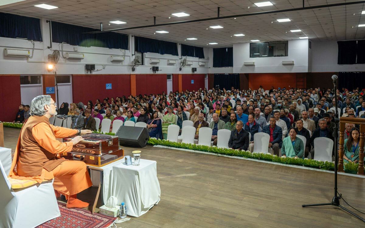 Brother Saralananda conducts a group meditation before Brother Chidananda speaks.