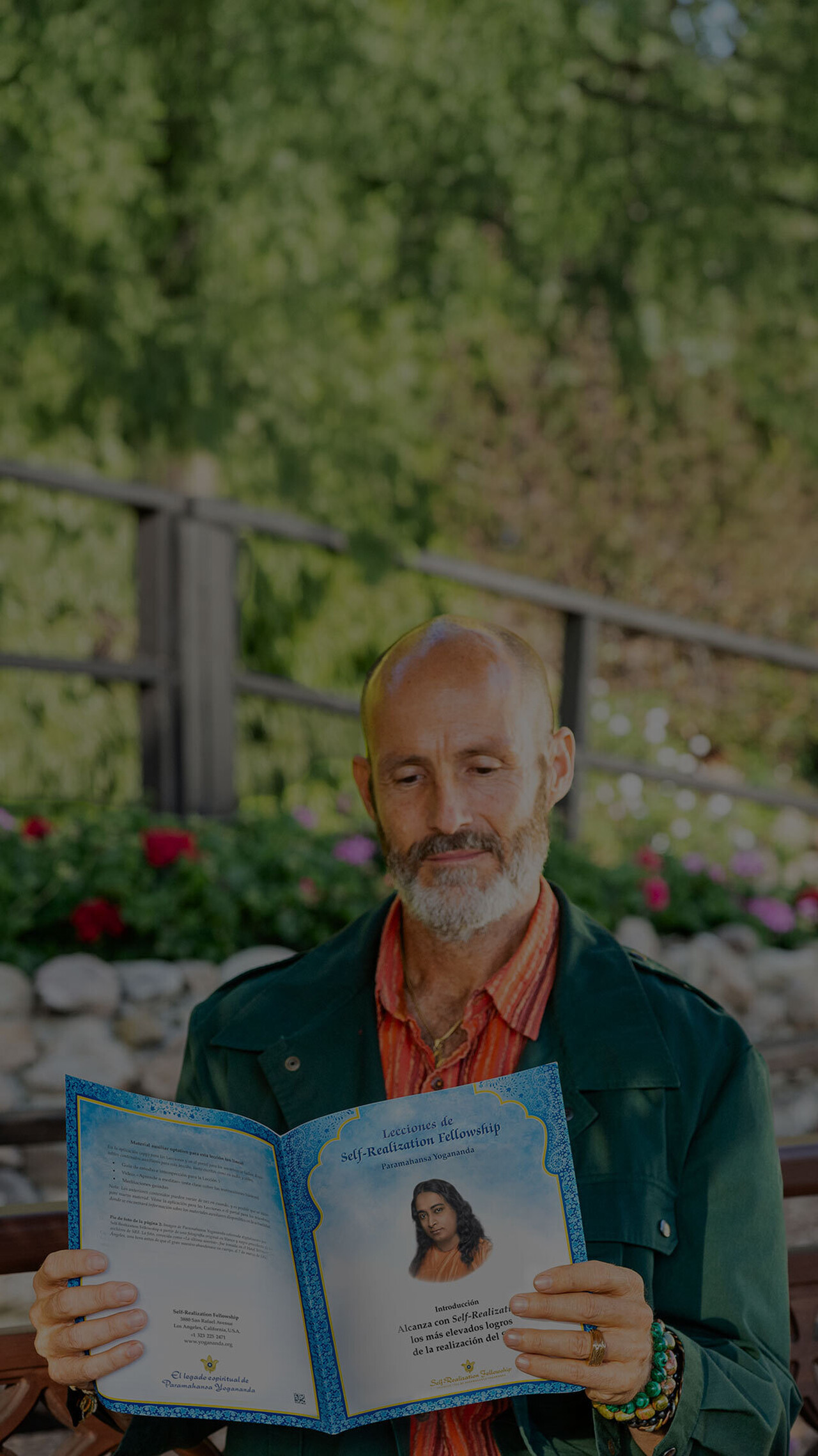 Devotee reading Spanish SRF Lessons at Lake Shrine mobile