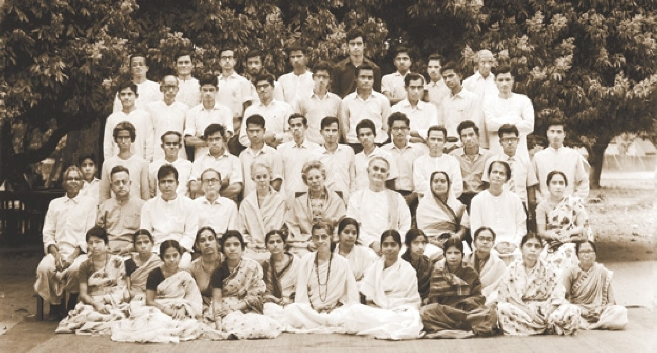 Sri Daya Mata Sri Mrinalini Mata And Swami Shyamananda With Faculty Of The Yogoda Schools In Ranchi